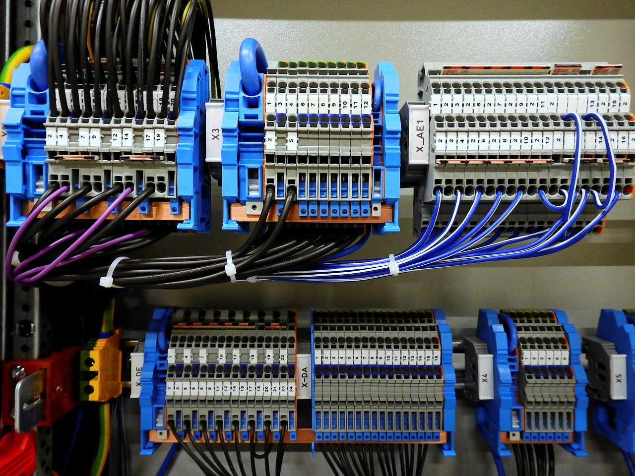 Elektroinštalácie – svorkovnice a káble v rozvádzači