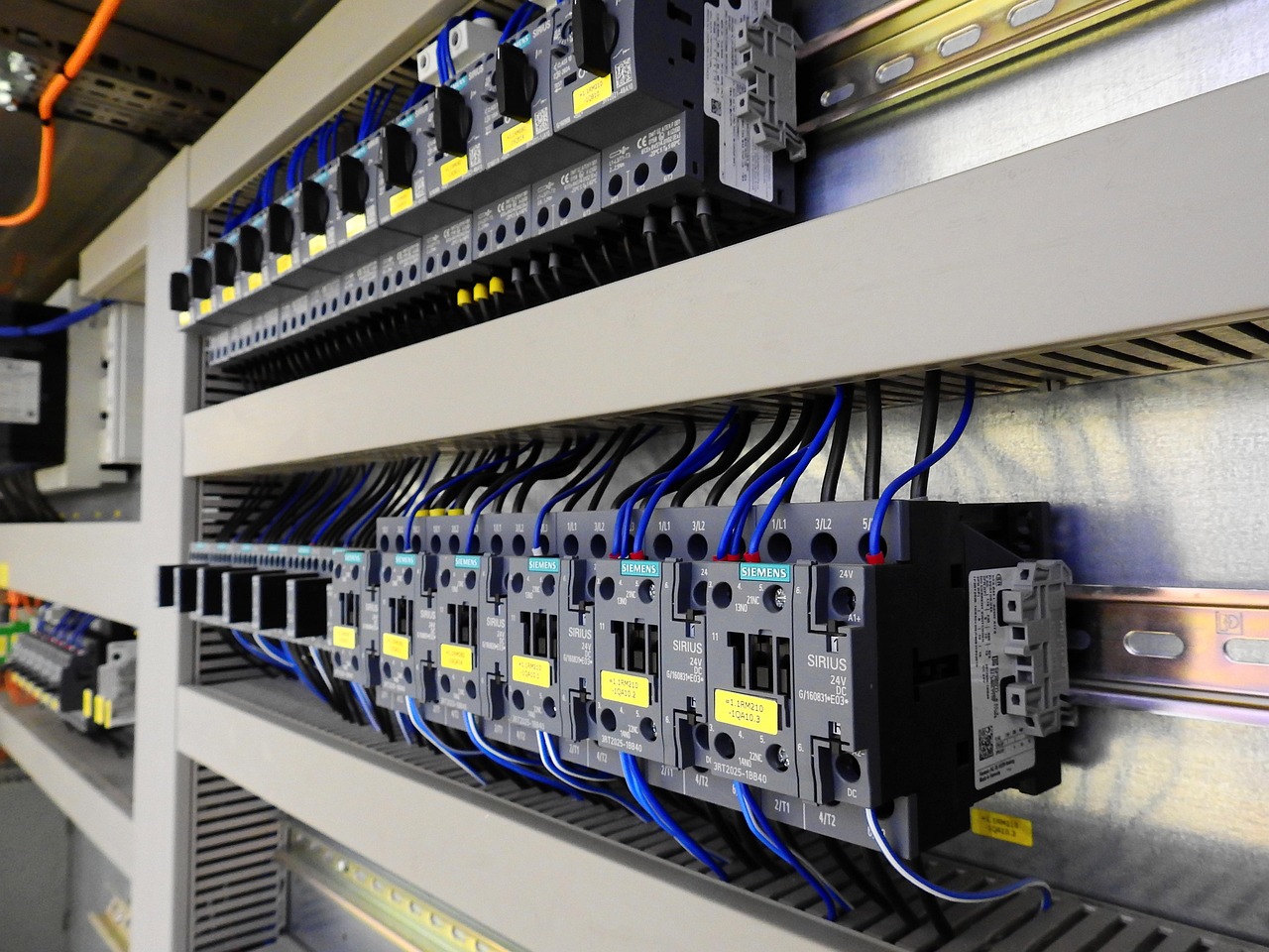 Elektroinštalácie – stykače Siemens v rozvádzači
