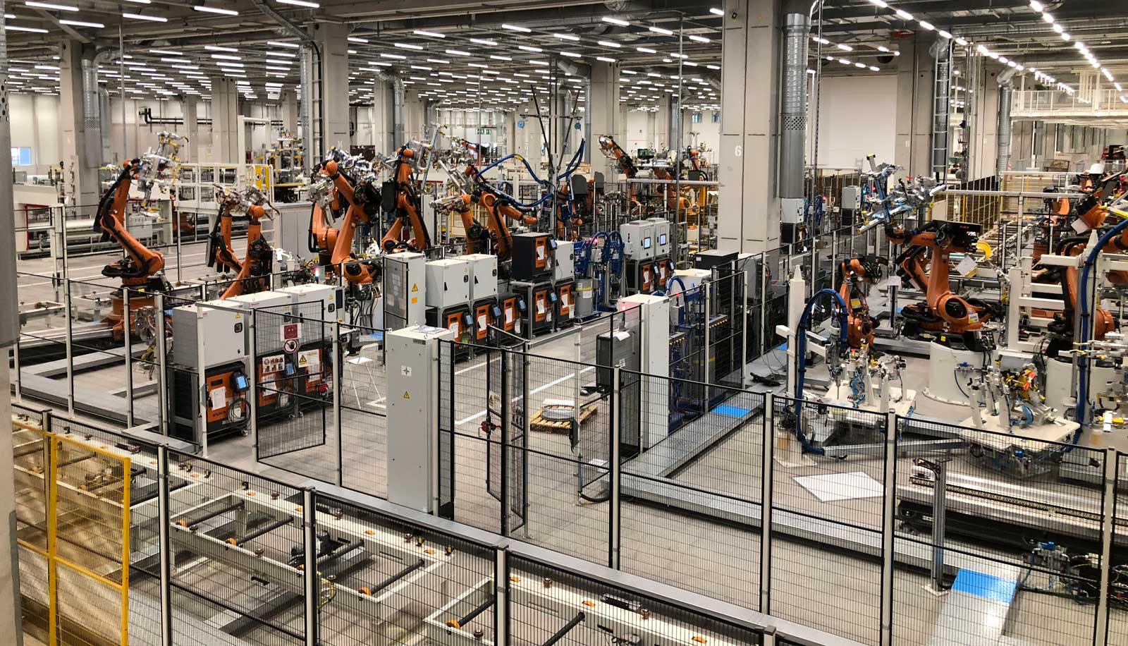 Industrial hall with robotic lines