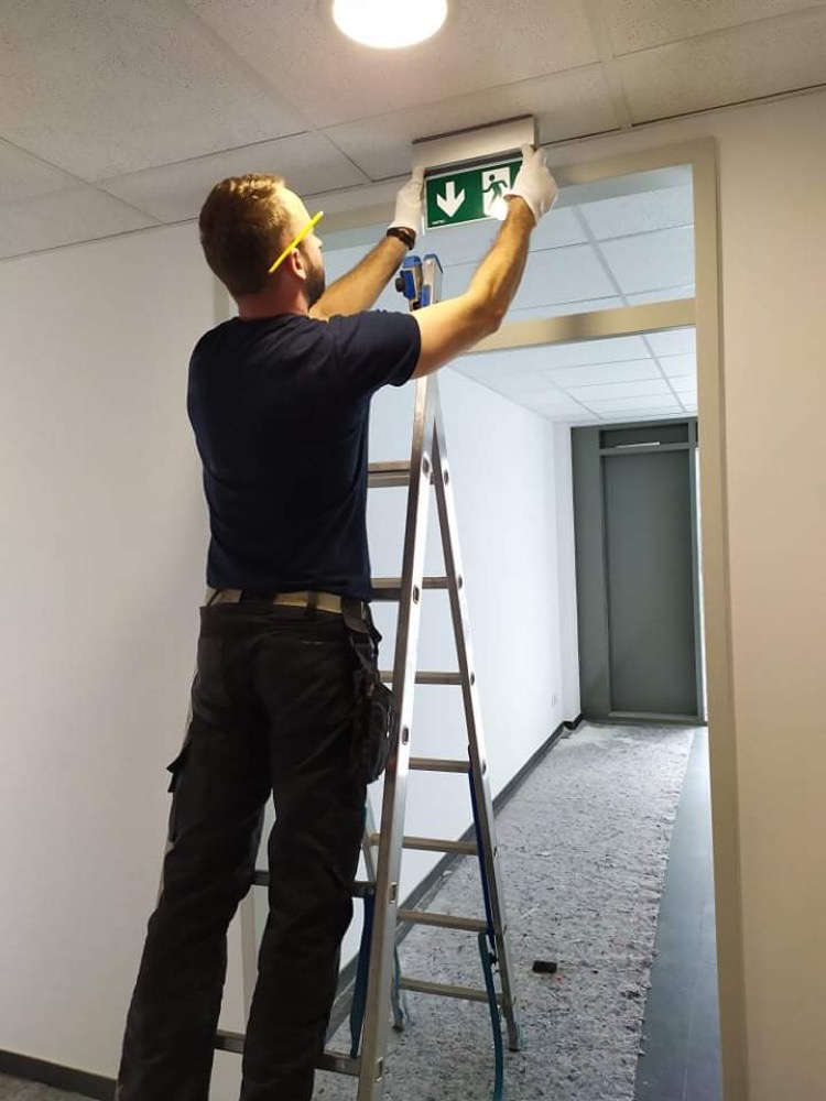 Emergency lighting installation