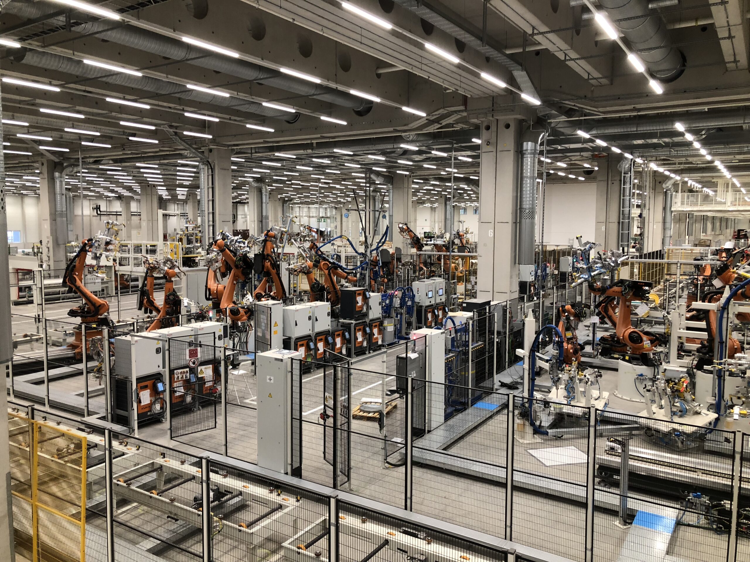 Elektromontage in einer Industriehalle