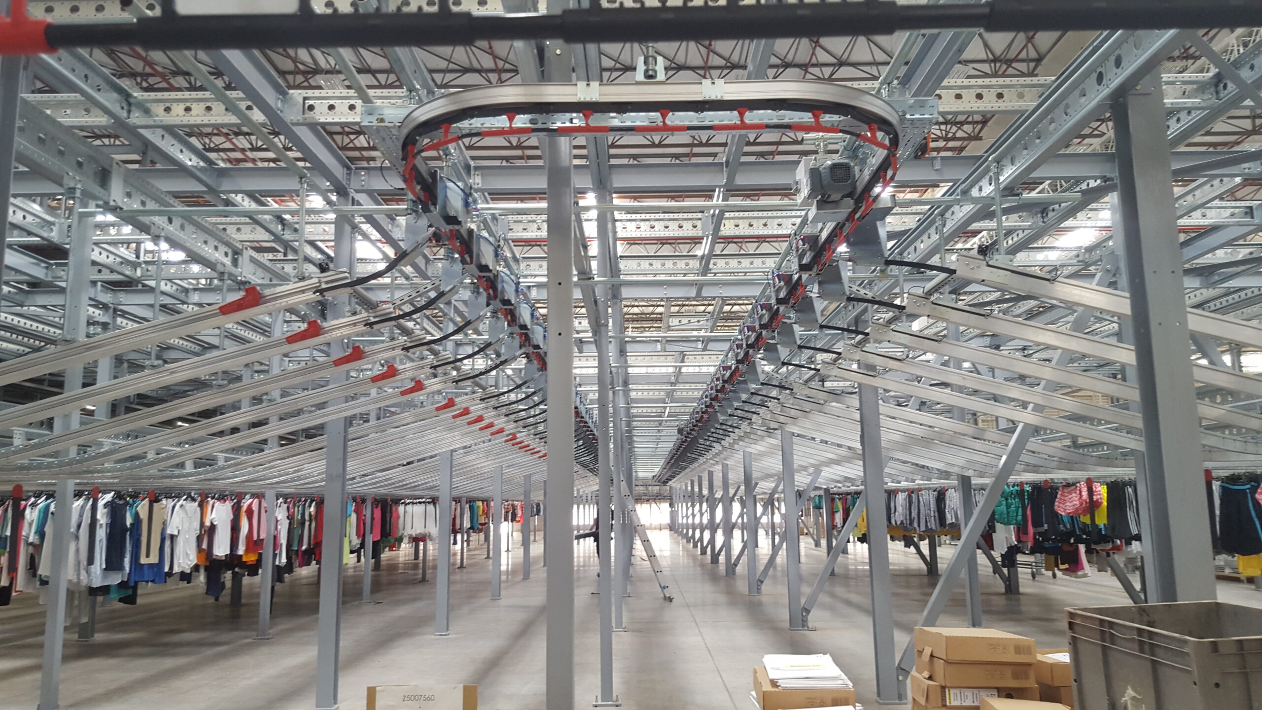 Elektromontage in einer Industriehalle